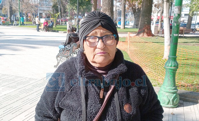 Olivia el día en que dimos a conocer su situación, donde imploraba que le devolvieran su permiso municipal (Imagen de archivo).