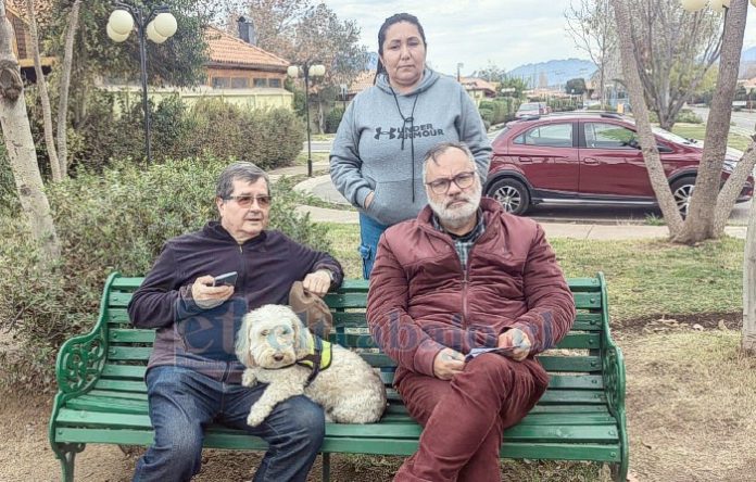 Algunos de los vecinos que fueron entrevistados sobre la problemática del cobro excesivo de agua en el condominio Los Solares de San Esteban.