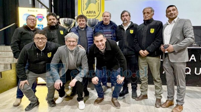 Autoridades y directivos comparten imagen con destacados exjugadores profesionales.