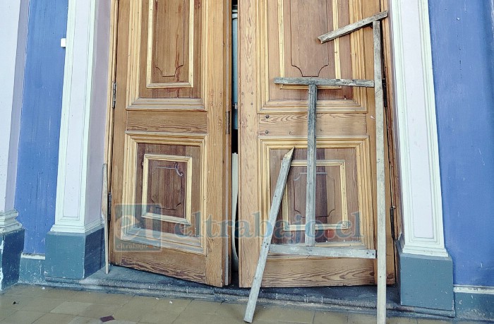 La puerta entreabierta de la parroquia San Antonio de Padua en El Almendral.
