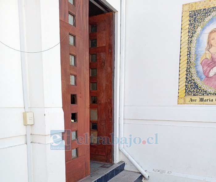 Rompiendo esta puerta, entraron los delincuentes a la Parroquia Andacollo.