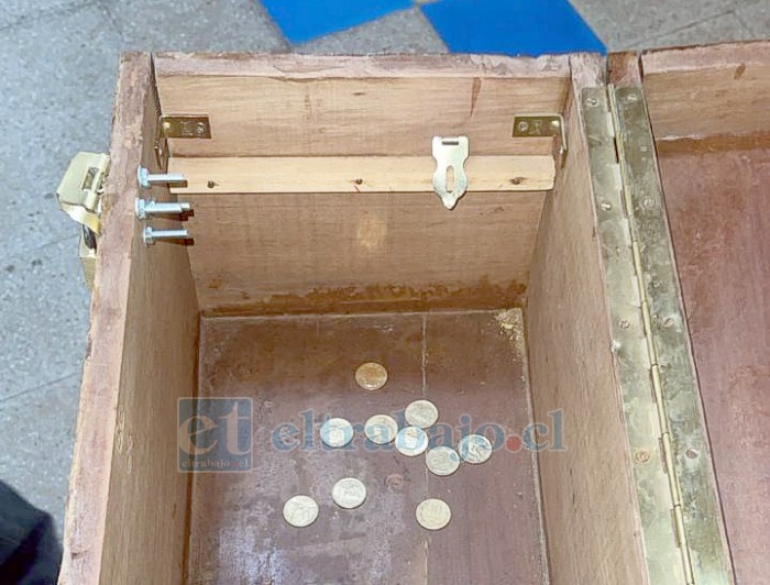 Acá se aprecia una alcancía abierta con monedas al interior.