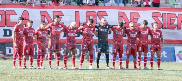 Los sanfelipeños en el minuto de silencio por la tragedia en la mina ‘El Teniente’ (Foto Gentileza: Sergio Briceño/Comunicaciones Deportes Copiapó).