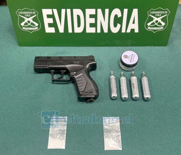 Drogas, elementos para cometer delitos y un arma incautó Carabineros en la Ronda Impacto.