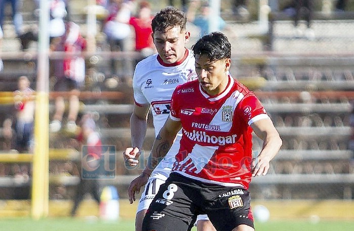 El extremo Bairo Riveros controlando a un jugador rival.