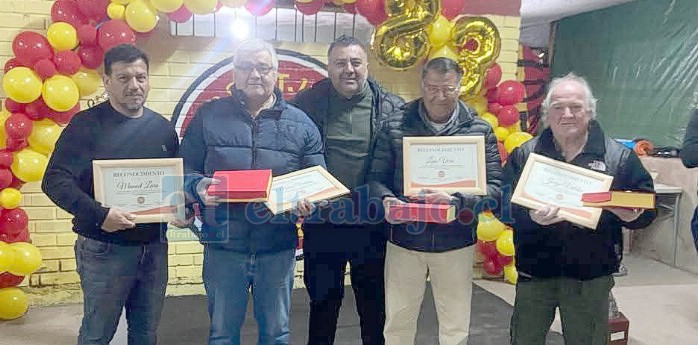Premiación a exjugadores Manuel Lara, Mario Valdés, Jorge Quijanes, Luis Vera y Jorge Valdés.