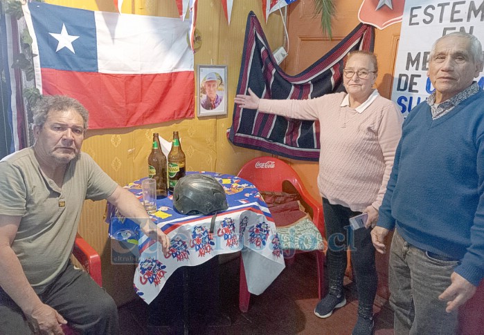Sus amigos apuntando a la foto del recuerdo.