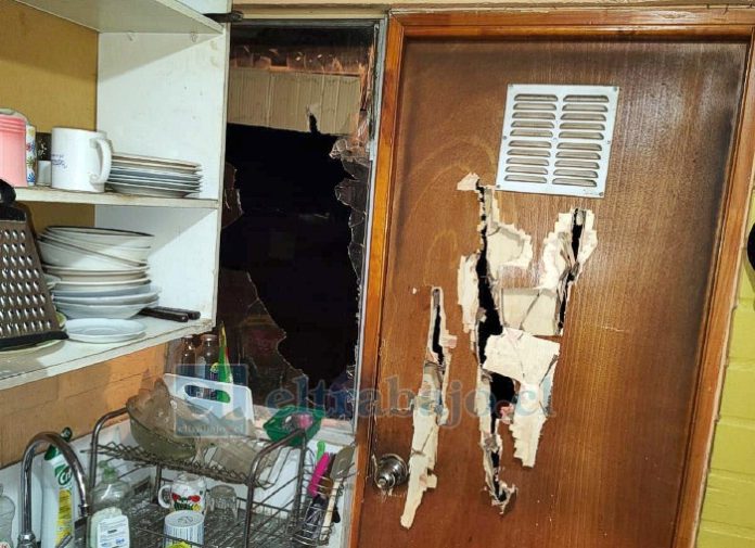 Así quedó la puerta y la ventana.
