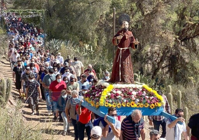 El santo en su procesión hacia el cerro San Francisco.