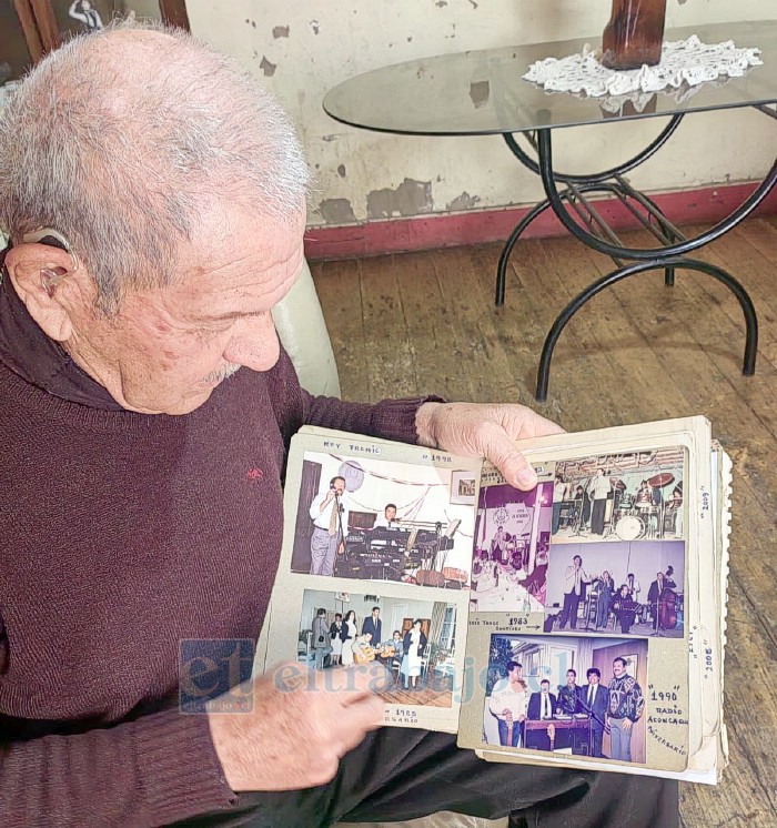 El cantante conserva un álbum con varias fotografías de toda su trayectoria musical.