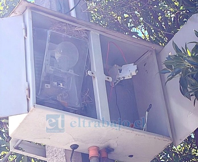 Este es el medidor donde el presidente ha tenido que ir a dar la luz cuando se corta en Población El Tambo.