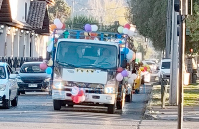 Para conmemorar la ocasión, se realizaron diversas actividades, incluyendo un recorrido con dos carros alegóricos que animaron al sector.