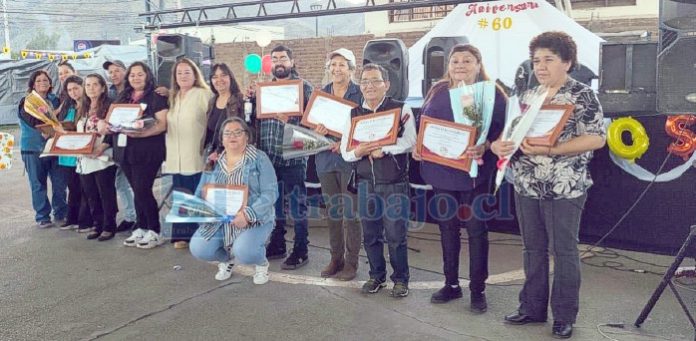 Entrega de reconocimientos a vecinos destacados por su compromiso con la comunidad.