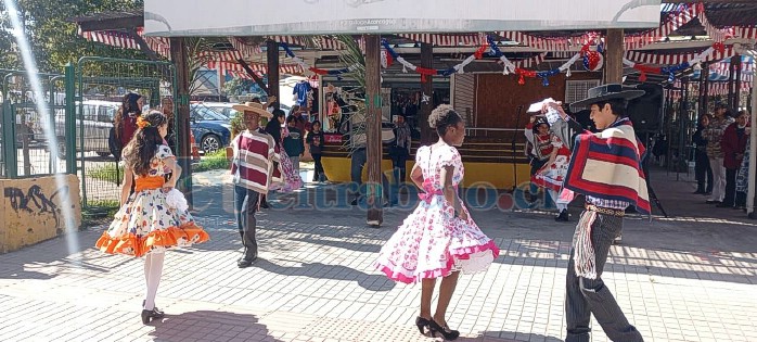 Integrantes de la delegación folclórica de la Escuela José de San Martín, bailan uno de los tres pies de cueca que presentaron.