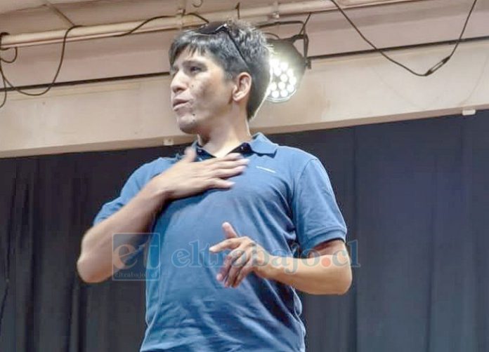 Ricardo Hidalgo, persona sorda, participante activo de la comunidad e instructor de Lengua de Señas Chilena.