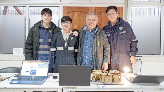 Estudiantes que participaron en la pasantía, junto a su profesor de la especialidad de Electricidad.
