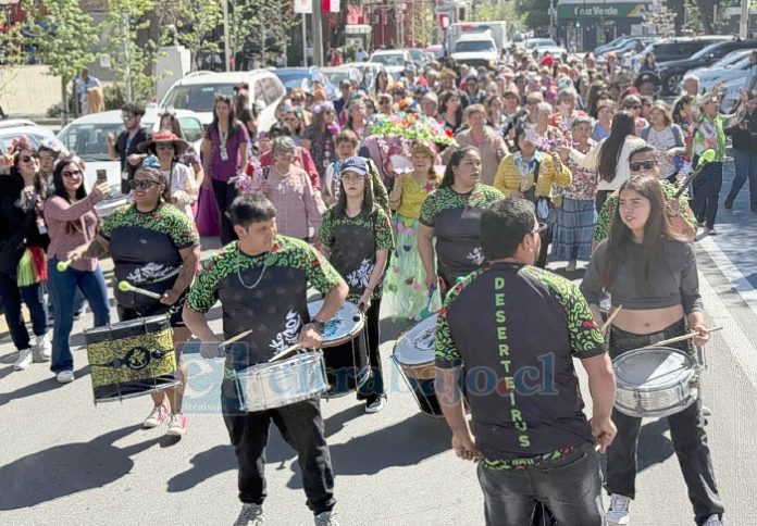 Carnaval marchó por la Plaza de Armas.
