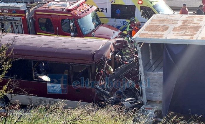 Furgón escolar impactó por la parte trasera a un camión.