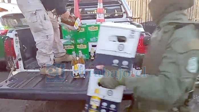 Momento en que Carabineros y personal municipal incautan las cajas con cervezas.  