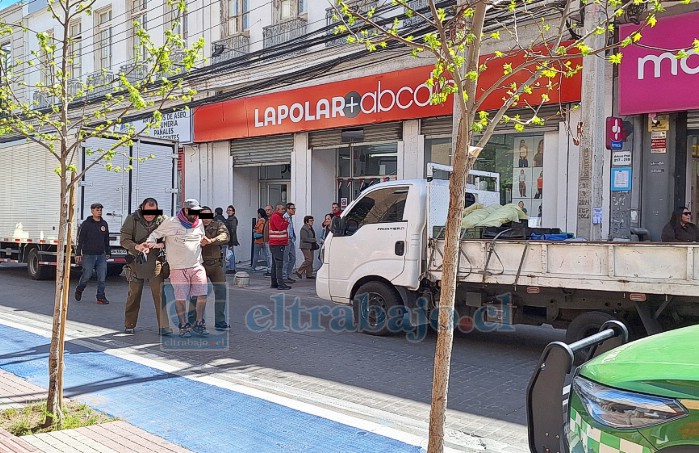 Uno de los dos sujetos que fueron detenidos en calle Prat. 