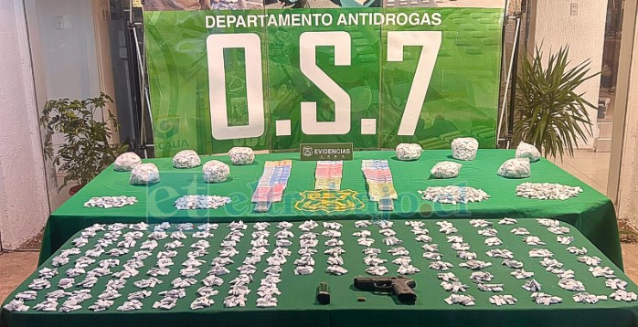 Drogas, armas, municiones, dinero en efectivo, es parte de lo incautado por personal policial.