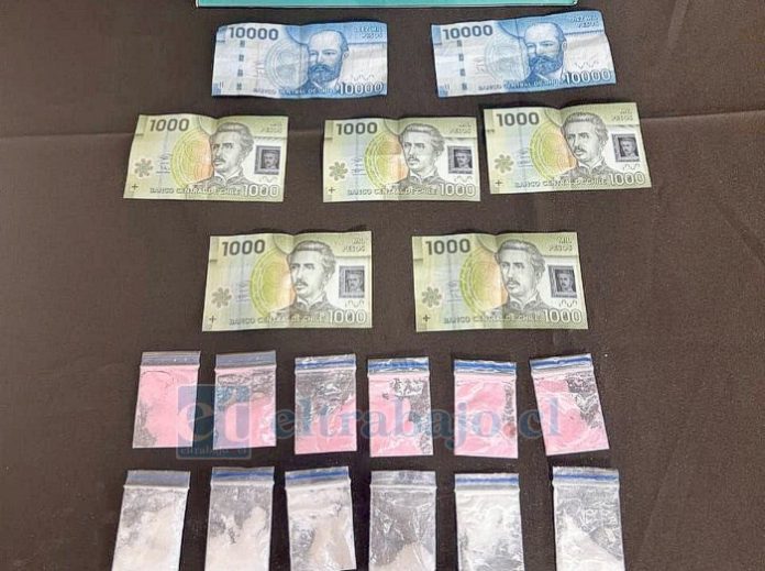 Esta es la droga incautada a estos sujetos y el dinero con el que intentaron sobornar a Carabineros.