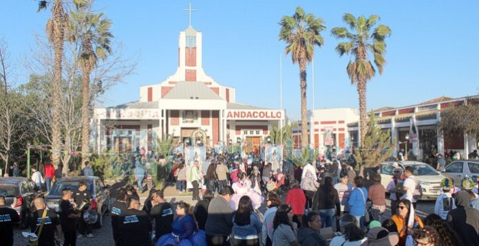 Iglesia se prepara para recibir a cientos de fieles.