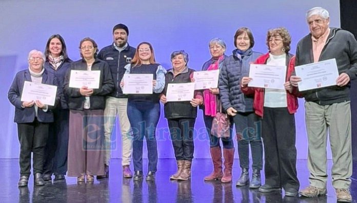 Senama entregó los fondos a agrupaciones de adultos mayores.