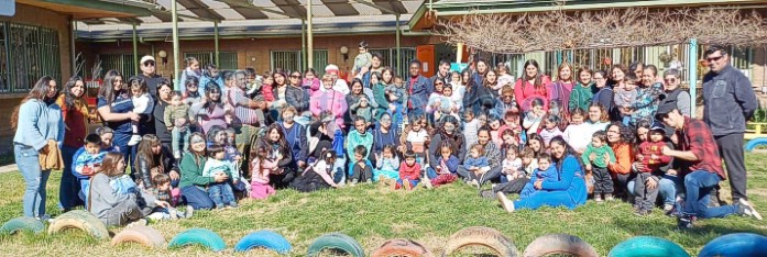 Comunidad educativa del jardín Los Duendecitos; equipo, familias y niños.