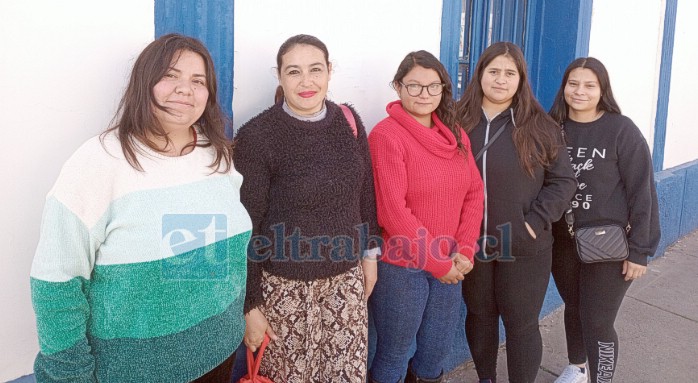 De Izquierda a derecha: Jeserín, Marina, Leslie, Paulina y otra apoderada, saliendo desde las oficinas de la Dirección Provincial de Educación, ubicadas en Calle Toromazote, casi llegando a Arturo Prat.