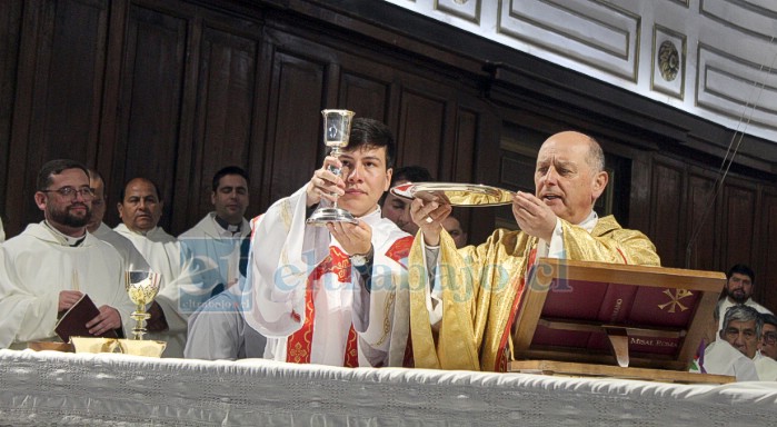 El obispo junto al nuevo diácono Nicolás Flores.