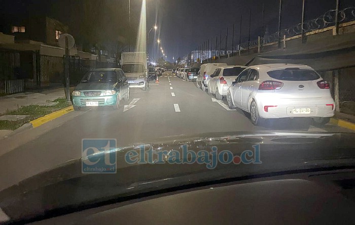 Molestia en residentes de condominio por vehículos estacionados en calle por donde transitan