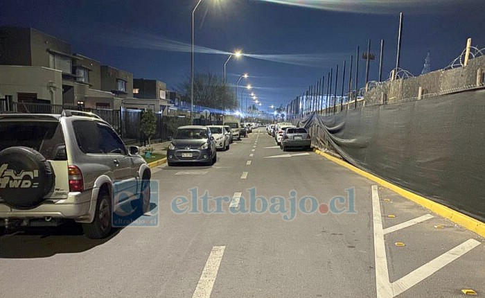 Autos estacionados en ambos sentidos en la calle del Condominio Altos Monasterio.