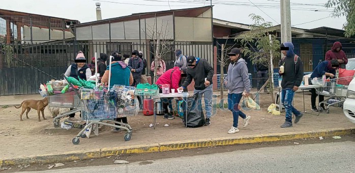 Se aprecia cómo personas están vendiendo en Avenida Diego de Almagro.