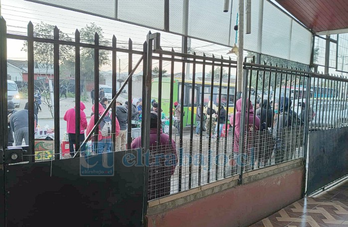 Desde el interior de la casa, donde afuera se aprecia la gente vendiendo y comprando.