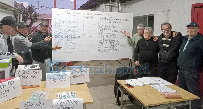 Los históricos de Unión San Felipe junto a la pizarra con los ganadores de la actividad.