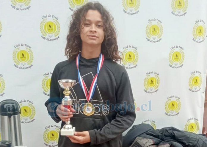 Demetrio Cuevas Salinas junto a sus premios tras salir campeón de la cuarta categoría del Torneo de Aniversario de San Felipe.