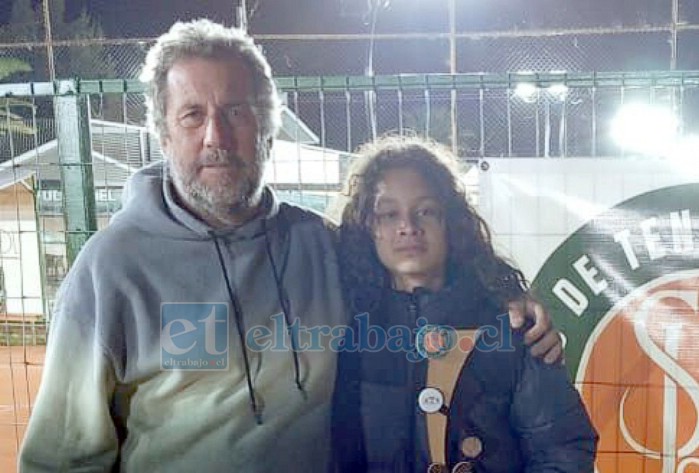 El joven tenista junto a su entrenador en Quillota, Han Jannasz.