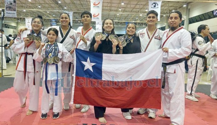 Los siete alumnos de la Academia Bekho de San Felipe junto a su profesora, durante su participación en el Panamericano de Taekwondo realizado en Brasil.