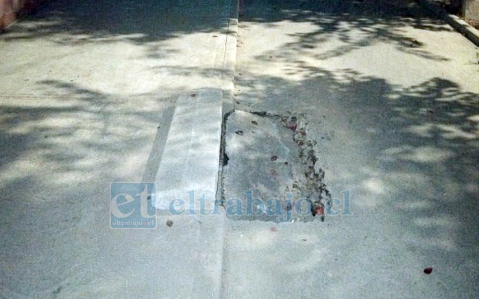 Imagen del bache en el que el hombre tropezó y sufrió la caída.