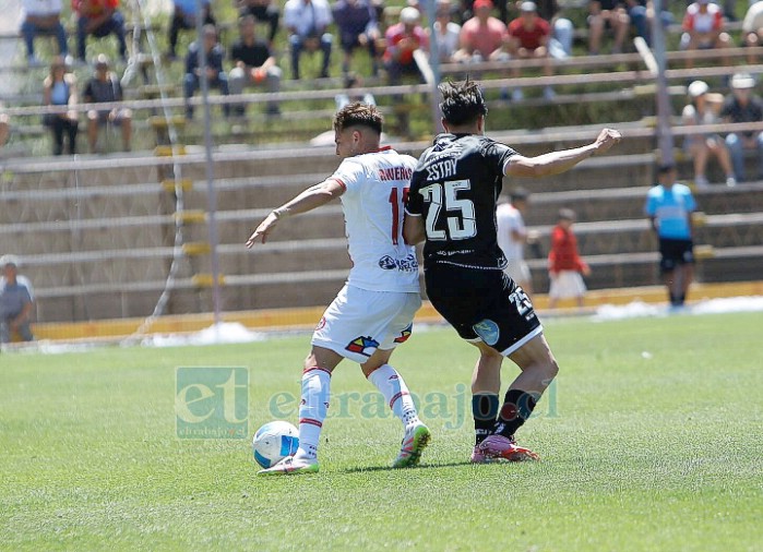 Bairo Riveros intenta eludir la marcación de un rival bohemio.