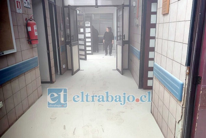 Sujetos descargaron los extintores en la unidad de Urgencias.