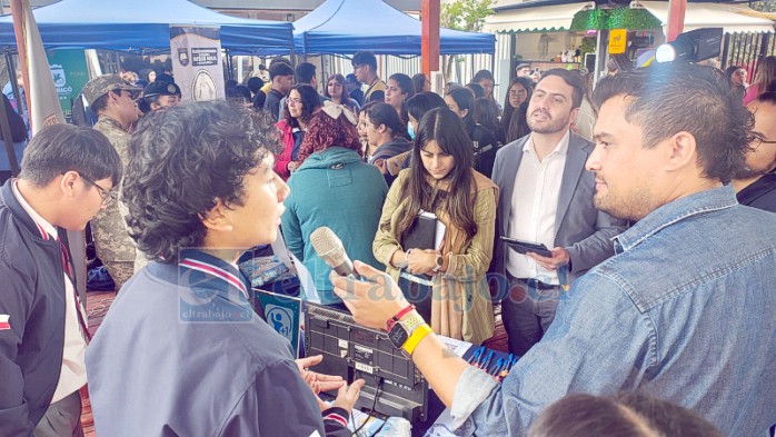 Los alumnos presentando su proyecto.