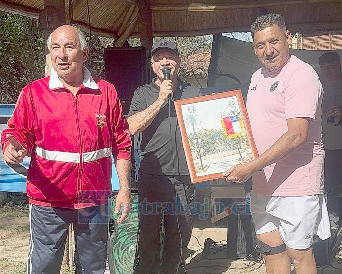 De izquierda a derecha: Jano Valenzuela, el presidente del club sanfelipeño, Leonardo Lepe y René Salas, exjugador de Mario Inostroza.