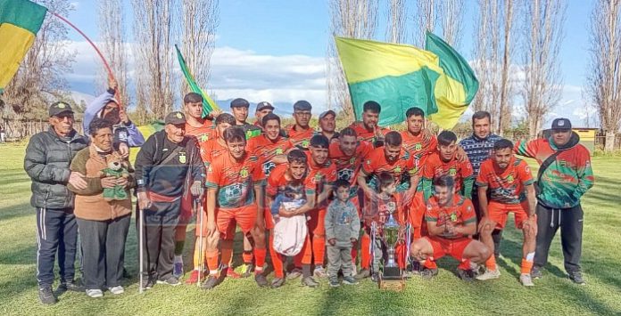 El plantel de honor del club Manuel Rodríguez festejando el título del campeonato de Apertura.
