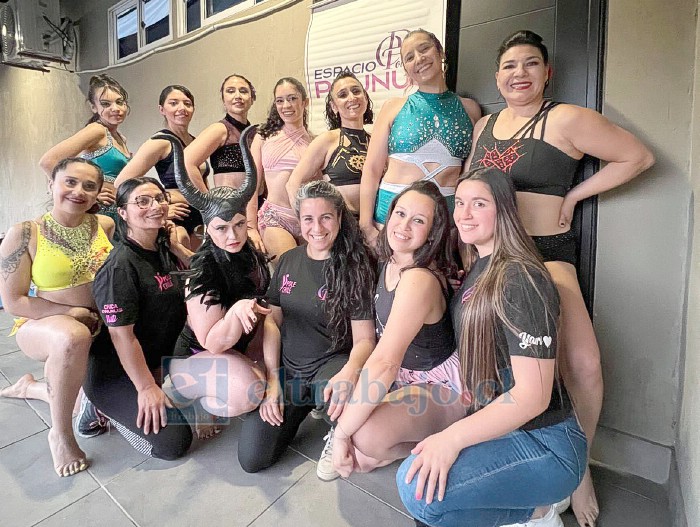 El equipo sanfelipeño en el Elévate Pole Championship Chile y Latinoamérica 2025. De derecha a izquierda: Fila superior: Julieta González, Carolina Leyton, Melissa Reyes, Josefa Beni, Carla Montejo, Marisela Castillo y Javiera Donoso. Fila inferior: Yaritza Nanjari, Alison Silva, Natalia Urrutia, Valentina Valenzuela, Norma Pérez y Claudia Ledezma.