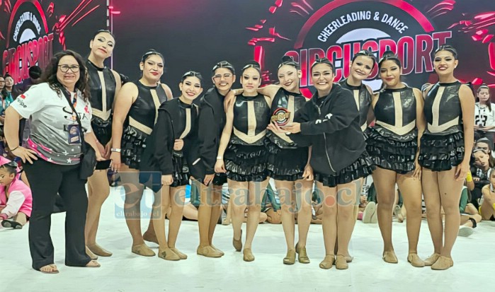 La entrenadora, Teresa Cordero, junto a la delegación sanfelipeña que brilló en el campeonato nacional escolar.