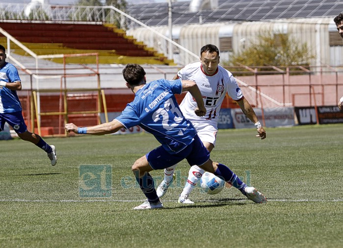 Boris Sagredo trata de sortear la marca de un defensor rival (Foto: Jaime Gómez Corales).