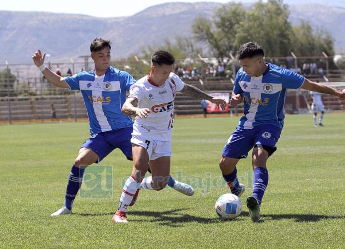 El extremo Sergio Vergara no pudo gravitar en el duelo de ayer (Foto: Jaime Gómez Corales).