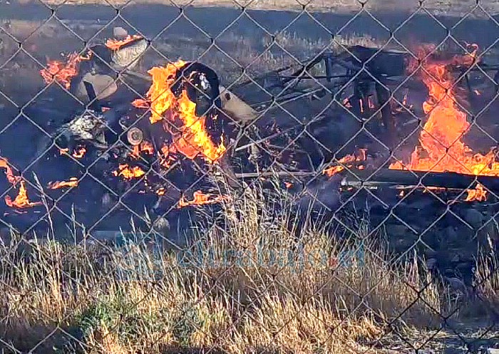 Momento en que las llamas consumían por completo los restos de la pequeña aeronave.